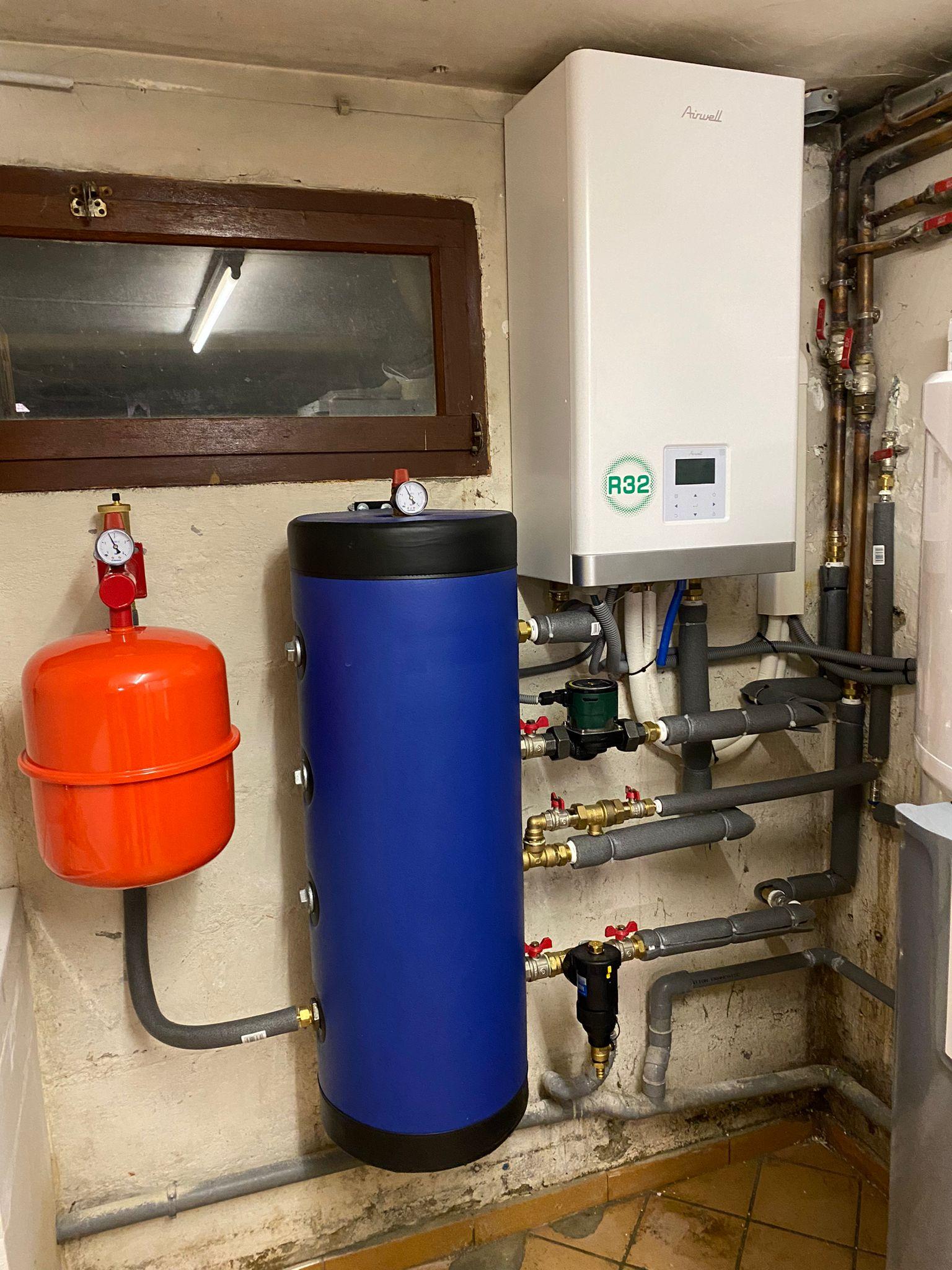 Sistem pompa de caldura aer-apa cu boiler si instalatie